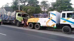 Truk-Tronton-Tabrak-Kendaraan-PLN.jpg