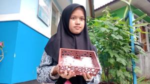 Valentina-Rosa-Panjaitan-siswi-smkn-penjual-moci-30102025-1.jpg