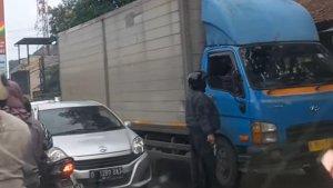Viral-Aksi-Koboi-Tenteng-Pist.jpg