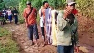 Warga-Cianjur-Jawa-Barat-menandu-jenazah-sejauh-16-kilometer-untuk-diantarkan-ke-rumah-duka.jpg