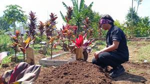 Ziarah-ke-Makam-Encuy.jpg