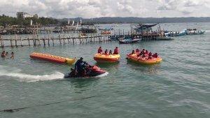 aktivitas-Wisatawan-di-Wahana-Water-Sport-Pantai-Timur-Pangandaran.jpg