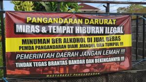 banner-protes-miras-dan-tempat-hiburan-di-Pangandaran-1.jpg