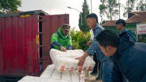 bantuan-logistik-kepada-korban-gempa-Bandung.jpg