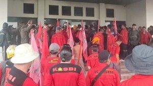 buruh-geruduk-Balaikota-Tasikmalaya-1712025.jpg