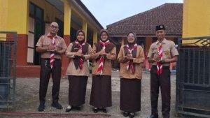 guru-di-SD-Negeri-3-Ciparakan-Kalipucang-Pangandaran-sambut-murid.jpg