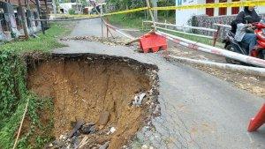 jalan-di-Parungponteng-menuju-Sodonghilir-longsor-Kamis-1292024.jpg