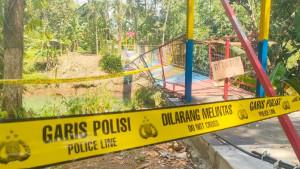 jembatan-gantung-pangandaran-yang-ambruk-06102025-1.jpg