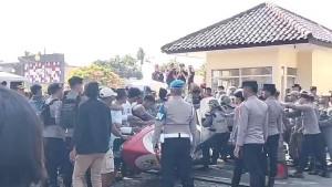 kericuhan-massa-aksi-unjuk-rasa-di-depan-Pendopo-Bupati-Pangandaran24-Juli-2025-2.jpg