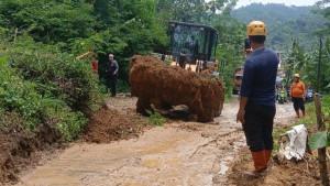 longsor-di-desa-kalapagenep-Kabupaten-Tasikmalaya-Pancatengah-Cikalong-1.jpg