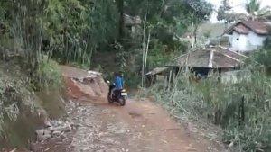 longsor-putus-jalan-desa-di-Bojonggambir-Kabupaten-Tasikmalaya.jpg