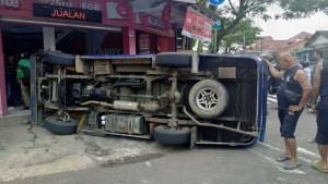 mobil-elf-tabrak-motor-dan-konter-pulsa-ciamis-10102025-1.jpg
