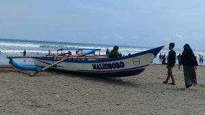 perahu-wisata-yang-karam.jpg