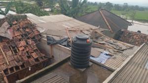 rumah-rusak-di-cianjur-oleh-angin-kencang-1.jpg