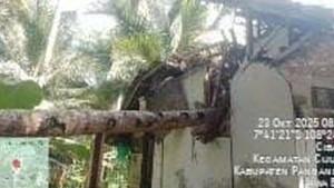 rumah-tertimpa-pohon-kelapa-di-pangandaran-23102025-1.jpg