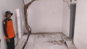 rumah-warga-retak-yayaya.jpg