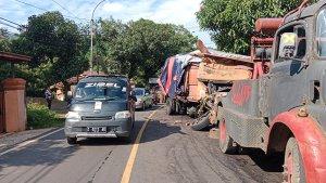 sistem-buka-tutup-jalan-diberlakukan-imbas-tronton-vs-tronton.jpg