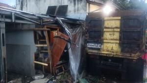 sopir-angkit-dihantam-dump-truk-di-sumedang-1.jpg