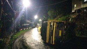 truk-terguling-dan-tabrak-mobil-motor-karena-tak-kuat-menanjak-di-Tanjakan-Bohong-1.jpg