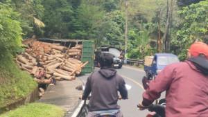 truk-terguling-log-kayu-di-Kabupaten-Pangandaran-20092025-1.jpg