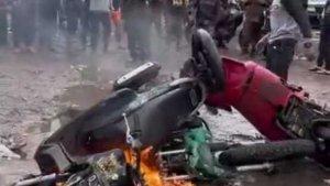 video-viral-yang-memperlihatkan-sejumlah-orang-membakar-motor.jpg