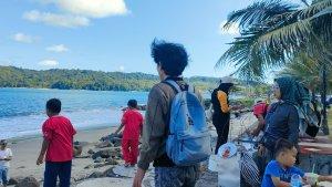 wisatawan-di-Pantai-Pangandaran.jpg