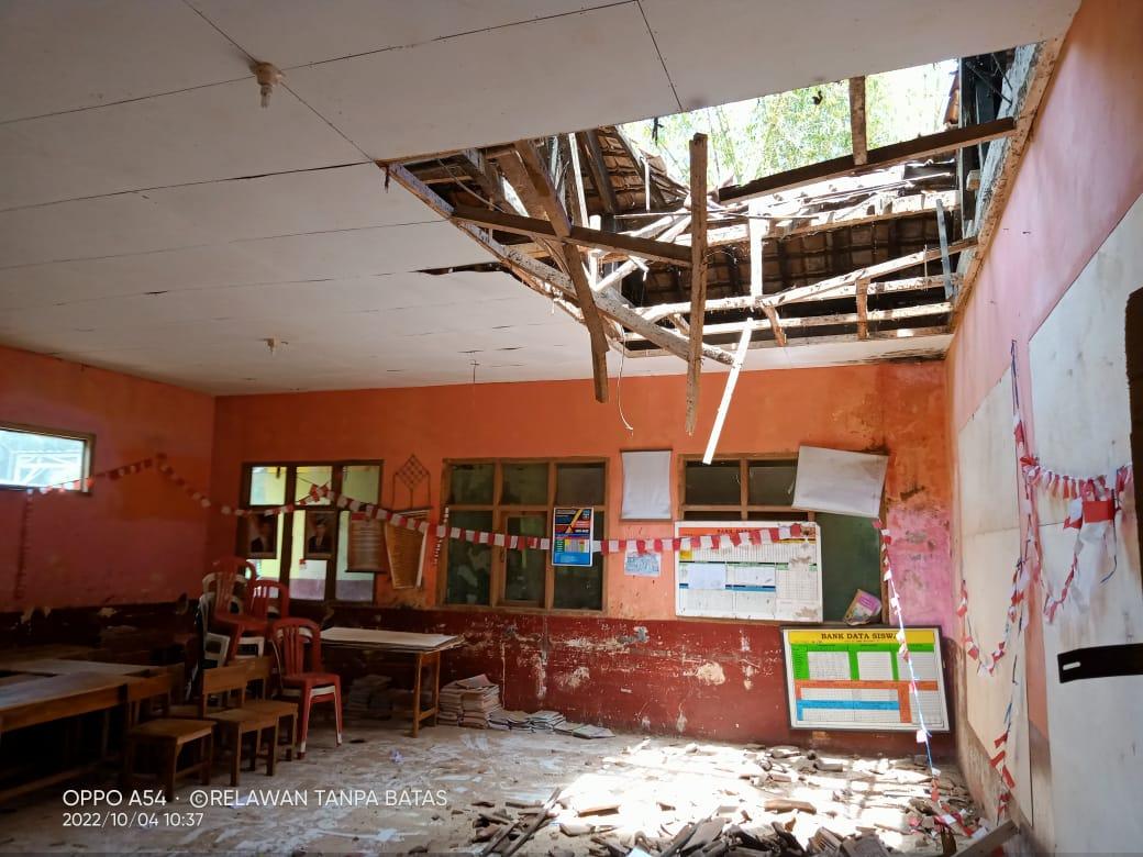 Tiba-tiba Atap Kelas Sekolah di Garut Ambruk, Empat Murid Dievakuasi
