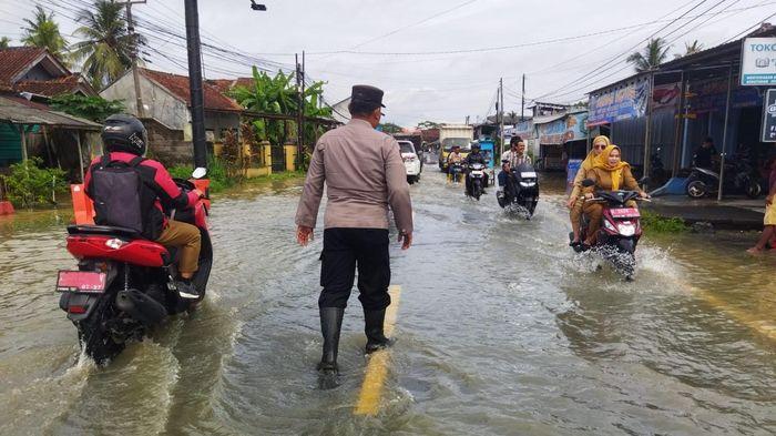 BANJIR-DI-PANGANDARAN-Kondisi-Banjir-di-Ruas-Jalan-Raya-Nasional-Kalipucang-11112025-1.jpg