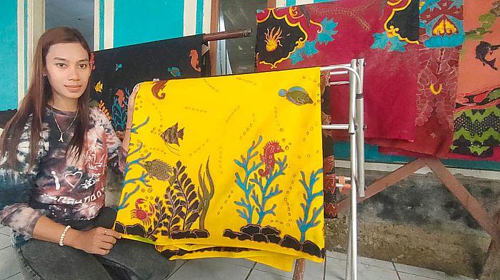 BATIK-KHAS-PANGANDARAN-Supriati-34-sedang-menunjukkan-batik-lautan-khas-Pangandaran-29102025-1.jpg