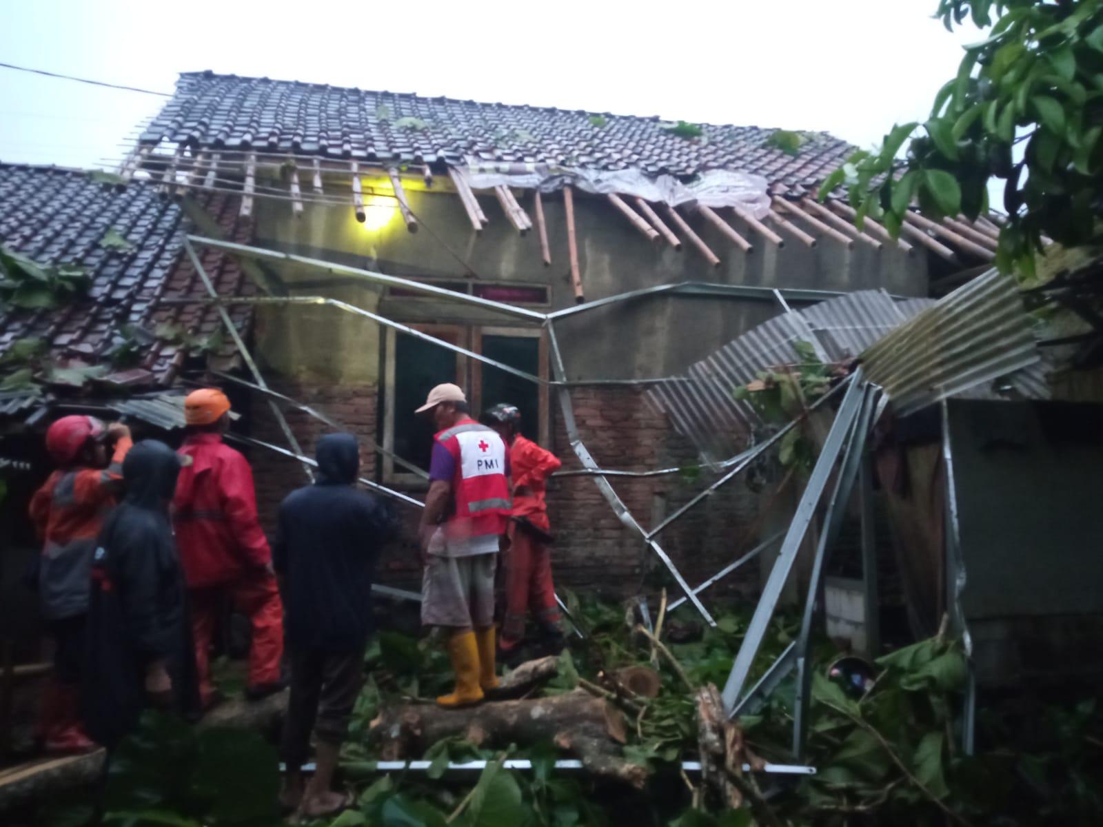 Pohon Jati Tumbang Rusak Rumah Yahya di Desa Hegarmanah Ciamis, BPBD: Logistik Sudah Disalurkan