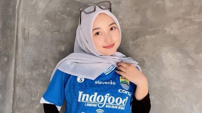 Semiz ayol bilan jinsiy aloqa Serf mushukni kaltaklash