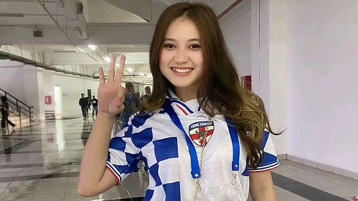 Bobotoh-geulis-asal-Bandung-Dianawalia-teteh-centang-biru-Persib.jpg