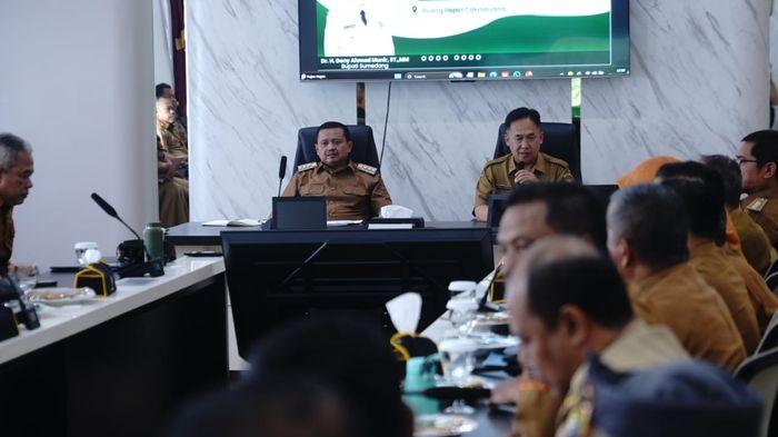 Bupati-Sumedang-Dony-Ahmad-Munir-Rapat-Koordinasi-Pengawasan-Daerah-27102025-1.jpg