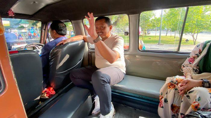 Kala Bupati Sumedang Dony Ahmad Munir Ngantor di Hari Jumat Naik Angkot