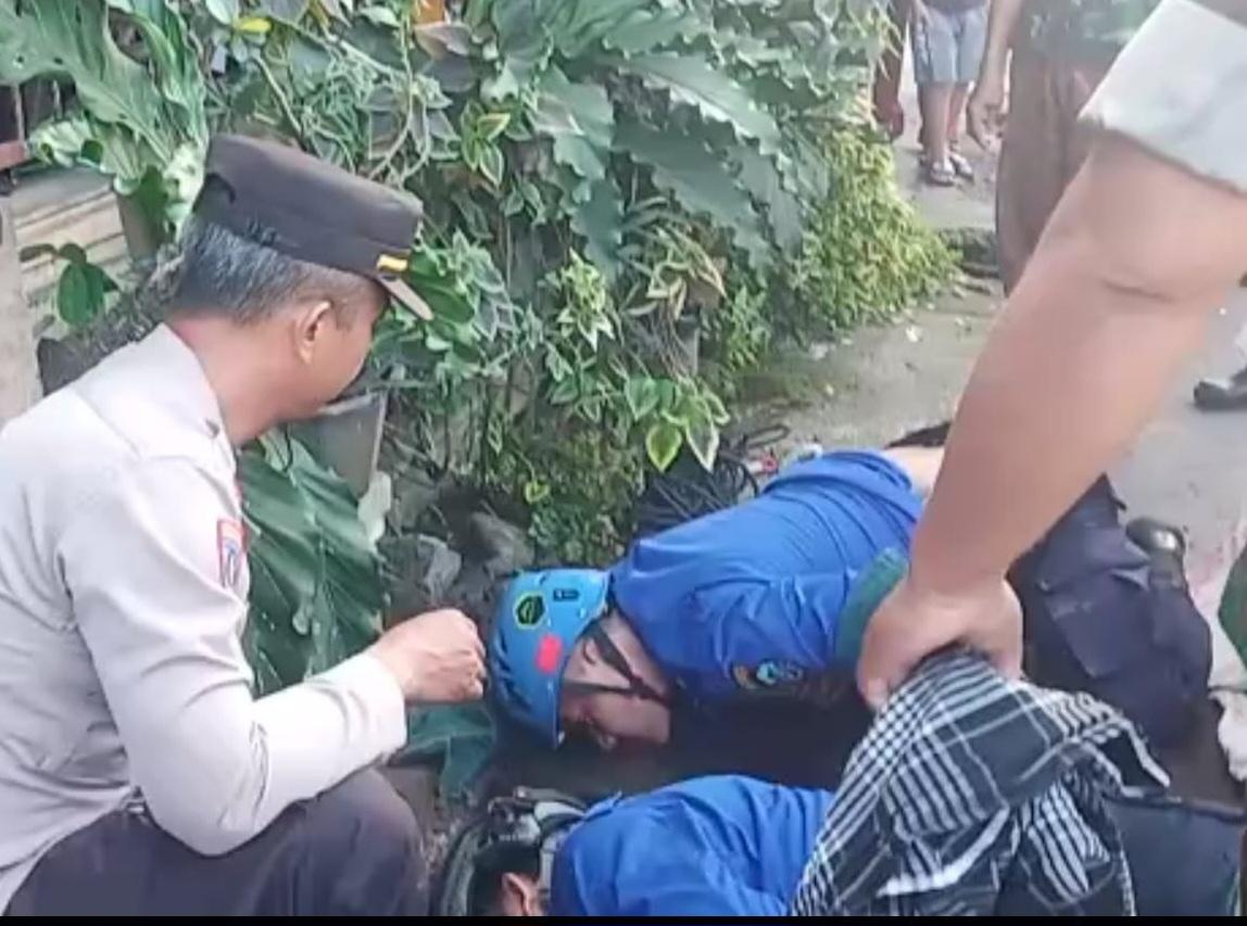 Petugas Damkar Kota Tasikmalaya Selamatkan ODGJ yang Masuk Gorong-gorong