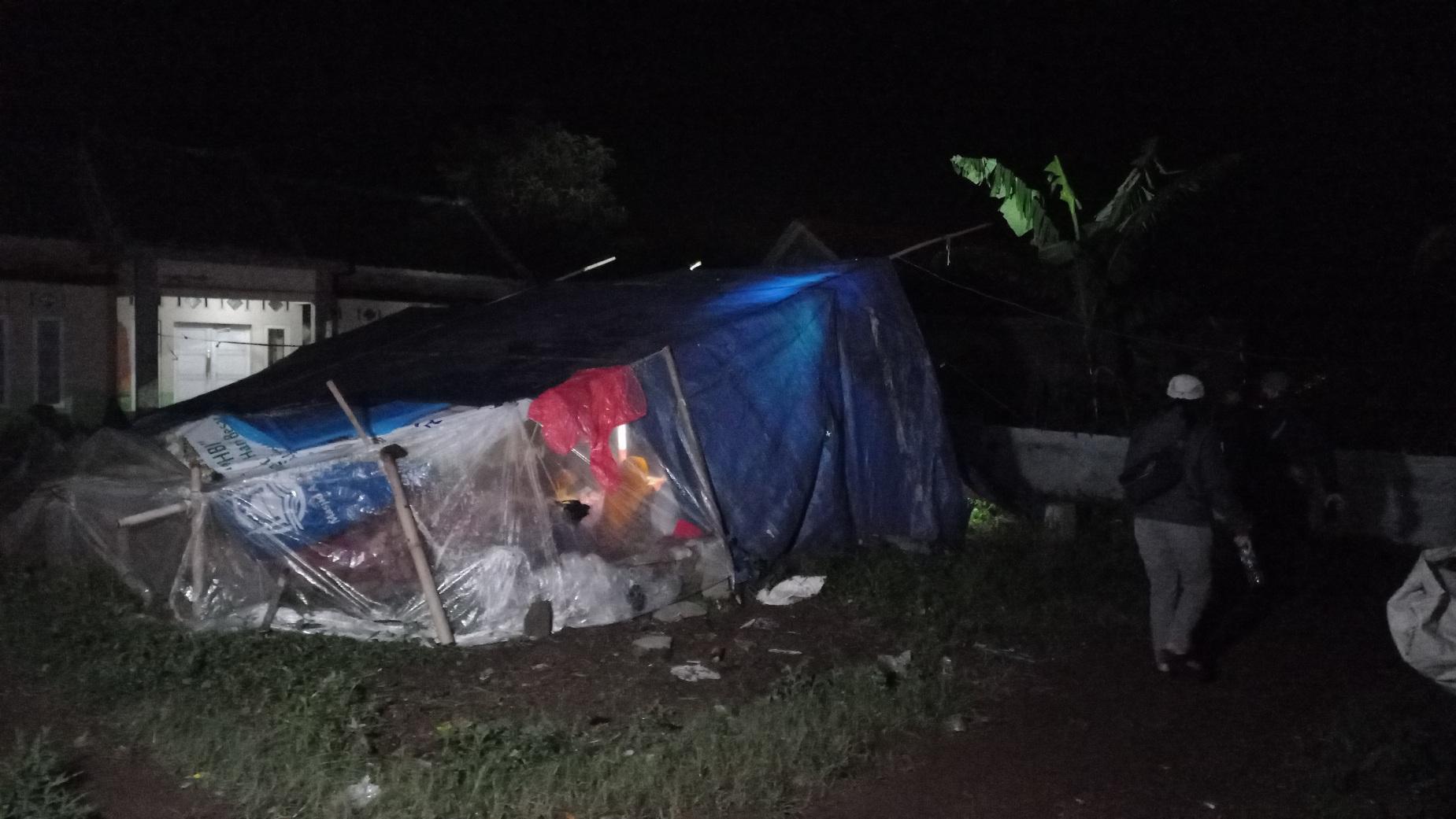 Kisah Kesaksian Seorang Ibu di Cianjur Rela Mencari Sisa Makanan Ringan di Puing Reruntuhan