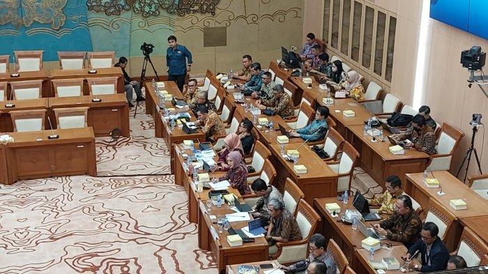 Dirut-PT-Pertamina-Persero-Nicke-Widyawati-di-raker-di-Komisi-VII-DPR-Rabu-3082023.jpg