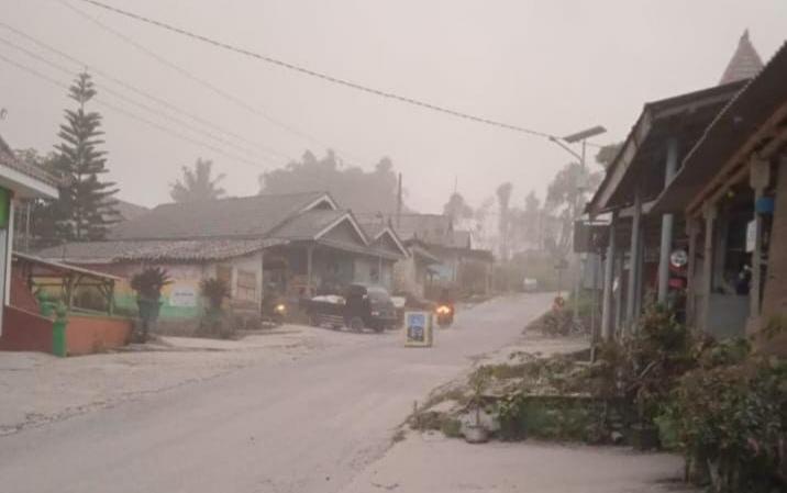 Suasana Rumah dan Kendaraan Penuh Debu Setelah Erupsi Merapi