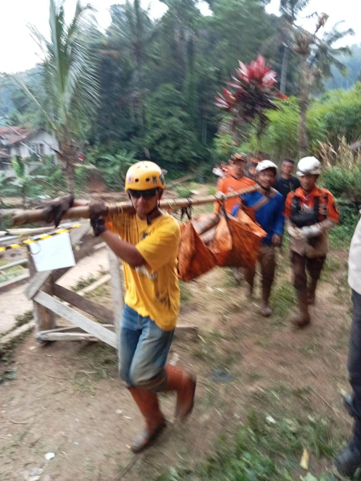 Evakuasi-Korban-keempat.jpg