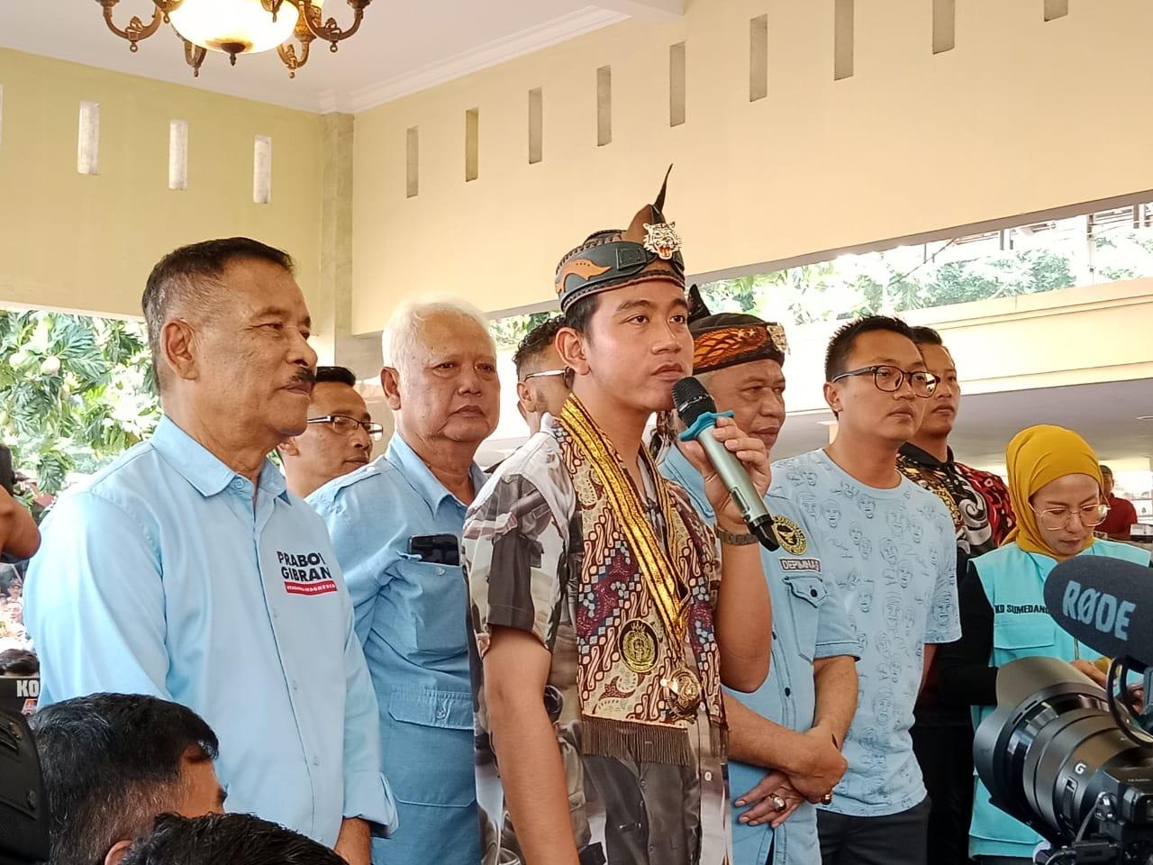 Cawapres Gibran Rakabuming Raka Bertandang ke Rumah Bos Persib Bandung Umuh Muhtar di Tanjungsari