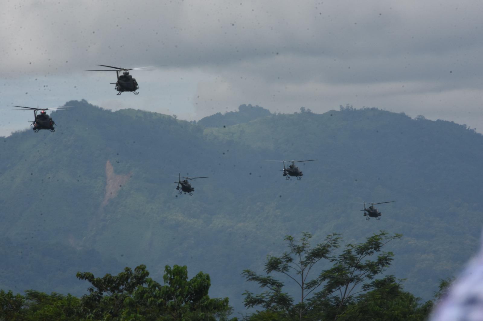 8 Helikopter Tempur TNI AD Pamer Lumpuhkan Musuh Saat Terbang di Langit Bandung Barat