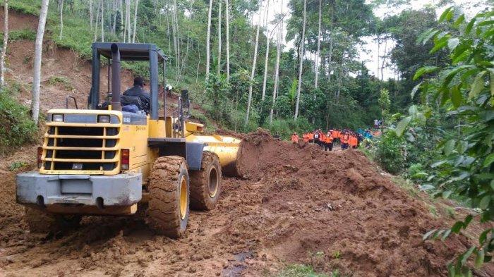 Ilustrasi-Pembersihan-medan-jalan-yang-tertimbun-longsor.jpg