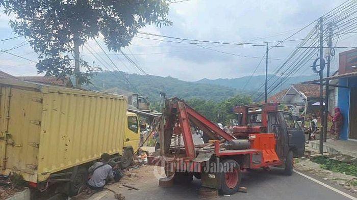KECELAKAAN-TRUK-BOKS-Ganeas-Sumedang-11120252.jpg