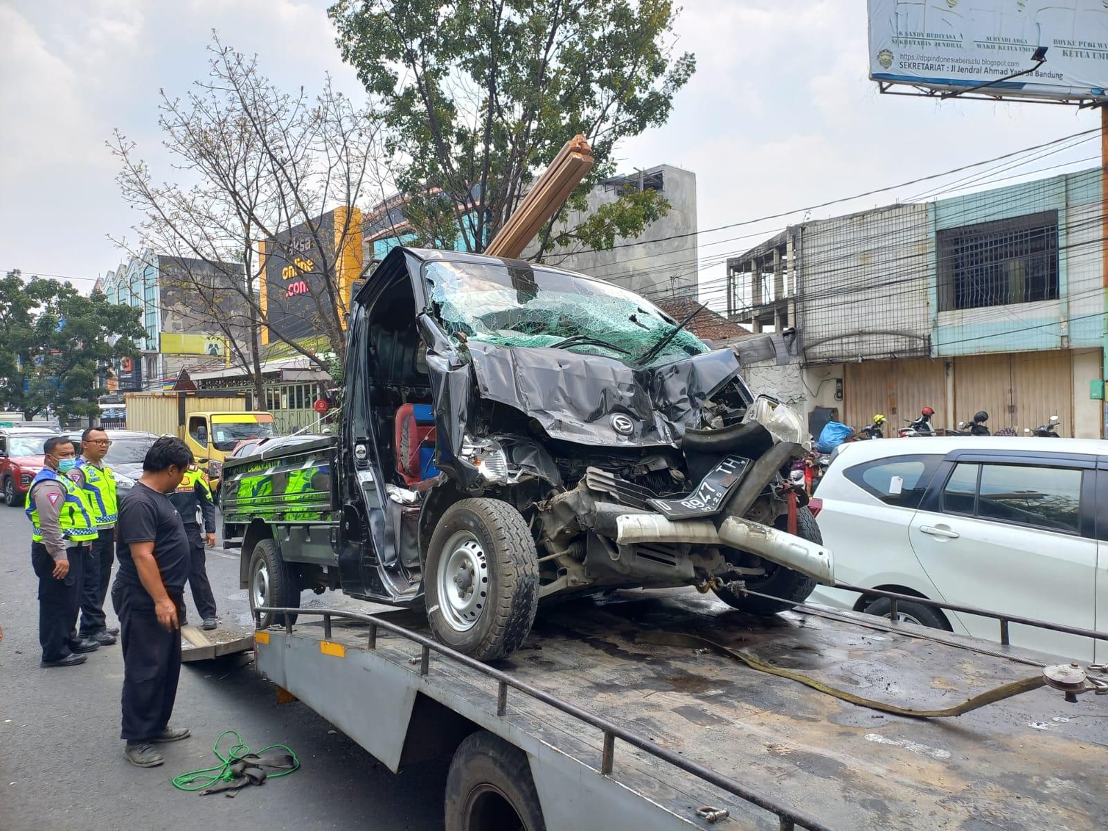 4 Mobil Tabrakan Beruntun di Jalan BKR Bandung, Sopir Pikap Asal Tasikmalaya Tewas di Tempat