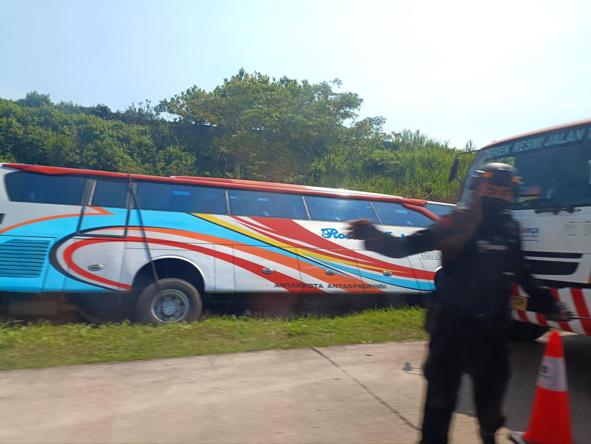 Sopir Ngantuk, Bus Rosalia Indah Masuk Parit di Tol Batang-Semarang KM 370A, Heli Evakuasi Korban