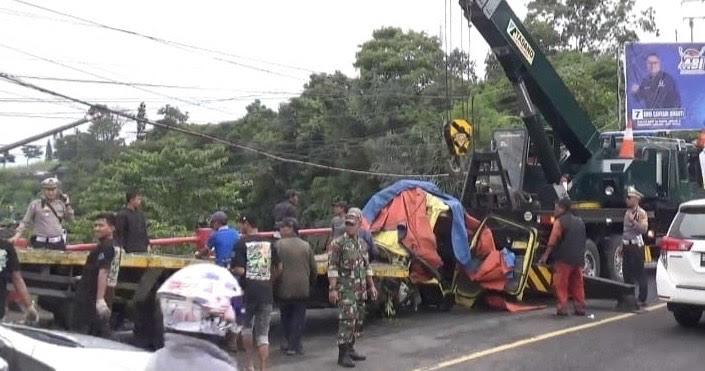 Kecelakaan di Jalur Cipanas Puncak, Truk Masuk Jurang Sopir dan Kernet Terjepit