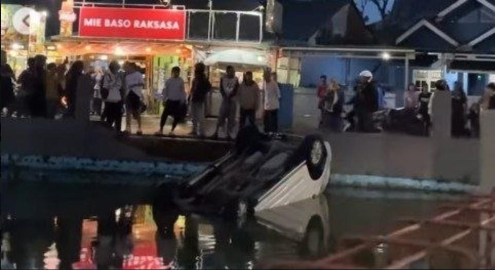 Kembali-Viral-Mini-Bus-Kecebur-ke-Kolam-Ikan-di-Indihiang-Tasikmalaya-Warganet-Dan-Terjadi-Lagi.jpg