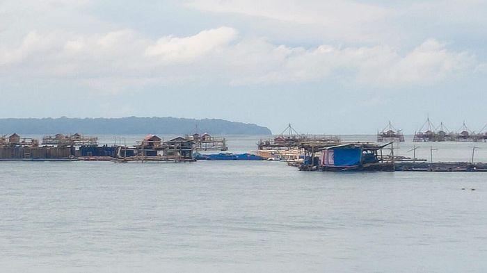 Keramba-Jaring-Apung-KJA-di-Pantai-Timur-Pangandaran-Selasa-19-Agustus-2025-1.jpg