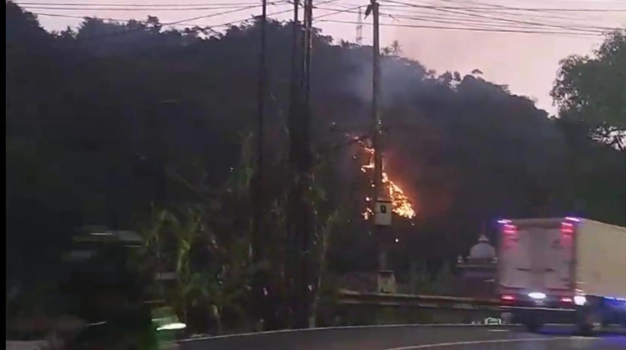 Lahan Kering di Cadas Pangeran Sumedang Terbakar, Pemicunya Misterius