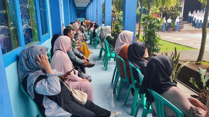 MPLS di SMPN 1 Ciamis, Orang Tua Siswa Ikuti Upacara Bendera Sambil Duduk di Kursi